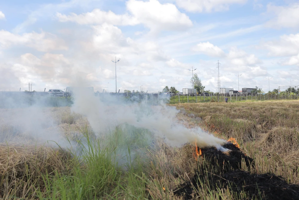 Người dân đốt đồng ảnh hưởng rất lớn đến phương tiện tham gia giao thông. Ảnh: HD