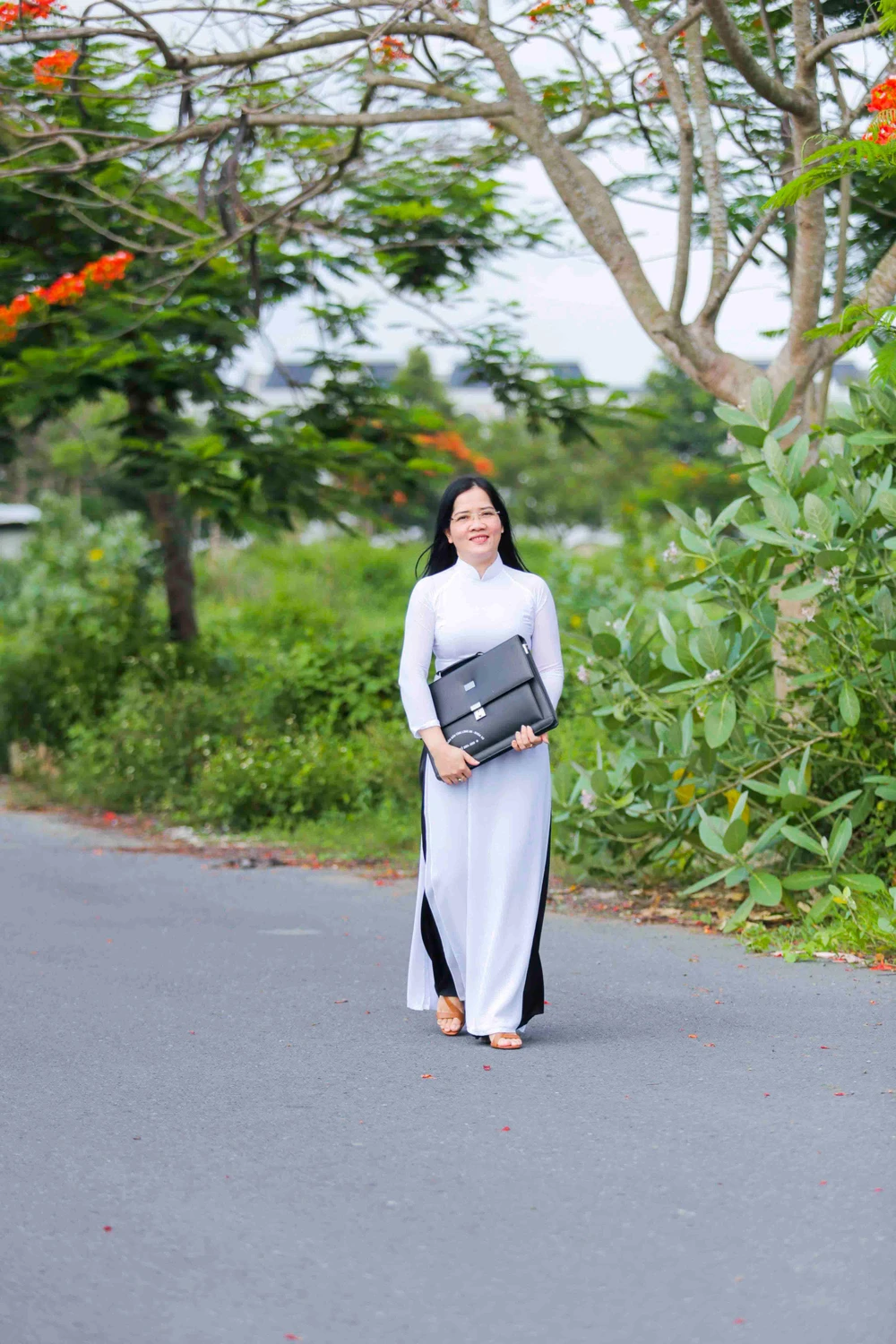 Chị Ngọc Em với chiếc áo dài trắng thướt tha như tìm về thuở đến trường. Ảnh: HD Chị Ngọc Em với chiếc áo dài trắng thướt tha như tìm về thuở đến trường. Ảnh: HD