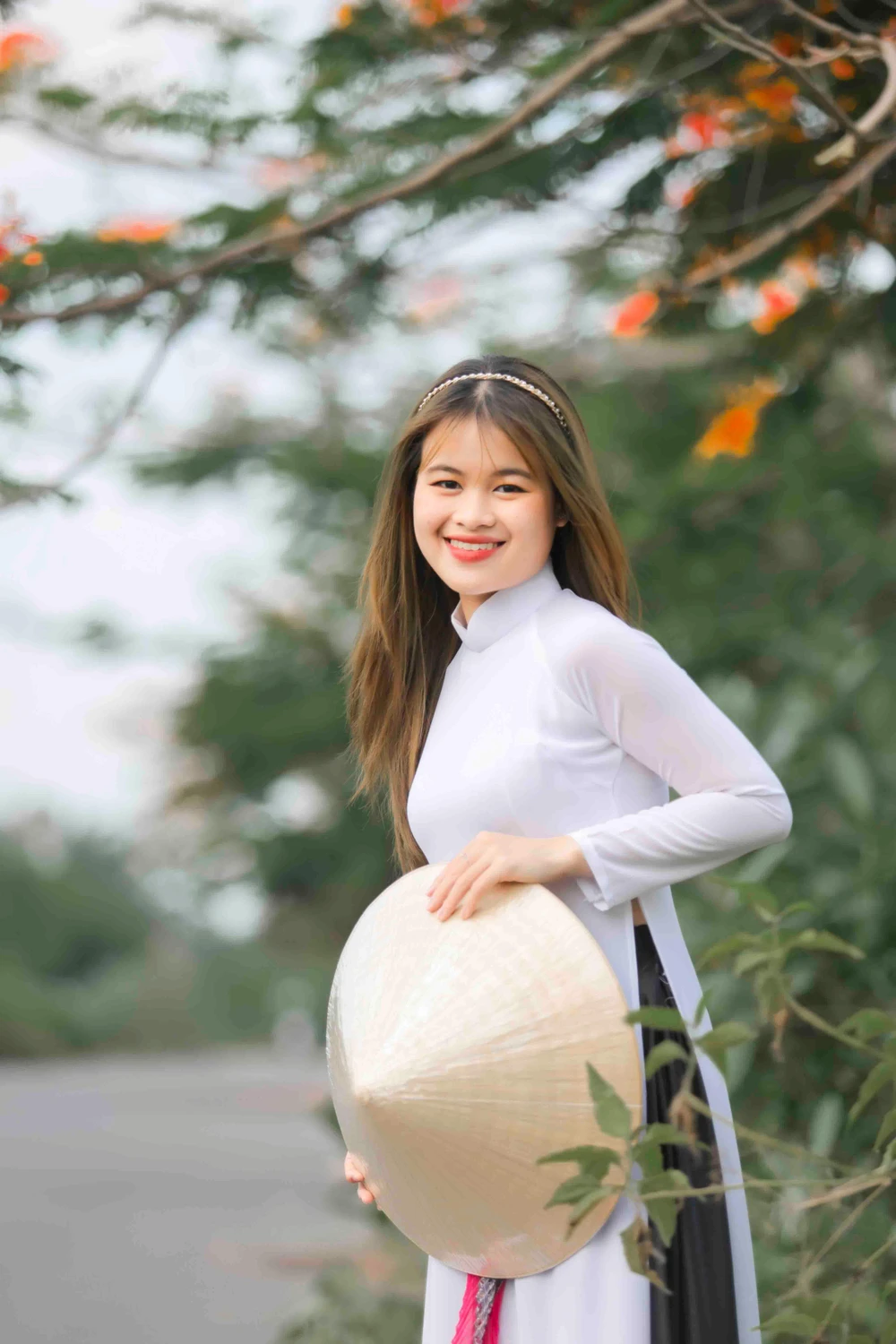 Em Thanh Xuân lưu giữ lại kỷ niệm đẹp với chiếc áo dài trong năm học cuối cấp. Ảnh:HD Em Thanh Xuân lưu giữ lại kỷ niệm đẹp với chiếc áo dài trong năm học cuối cấp. Ảnh:HD