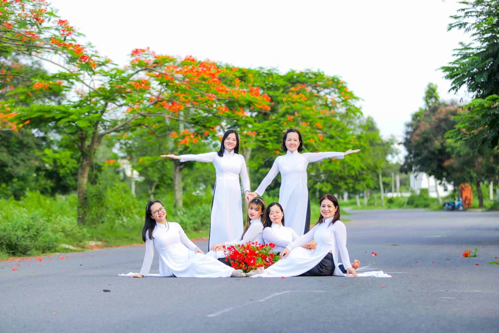 Ký ức thuở học trò được tìm về qua những bộ ảnh được chụp lại khi hè về. Ảnh: HD Ký ức thuở học trò được tìm về qua những bộ ảnh được chụp lại khi hè về. Ảnh: HD