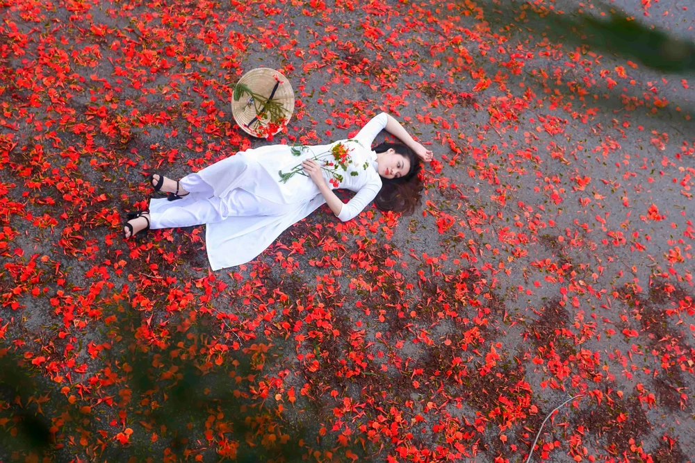 Em Ngọc Trinh luôn lưu lại những kỷ niệm đẹp với áo dài trắng khi hè về. Ảnh: HD Em Ngọc Trinh luôn lưu lại những kỷ niệm đẹp với áo dài trắng khi hè về. Ảnh: HD