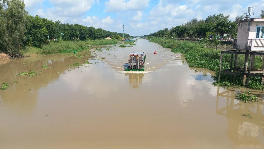 Nước lũ bắt đầu đổ về các huyện vùng Đồng Tháp Mười của tỉnh Long An. Ảnh: CTV