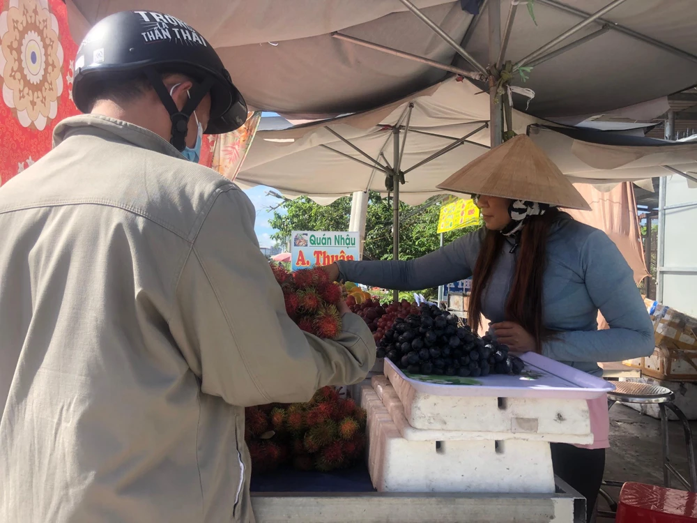 Chị Bẽ đang buôn bán trái cây và rất mong chờ thông tin từ con trai mình. Ảnh: HD Chị Bẽ đang buôn bán trái cây và rất mong chờ thông tin từ con trai mình. Ảnh: HD