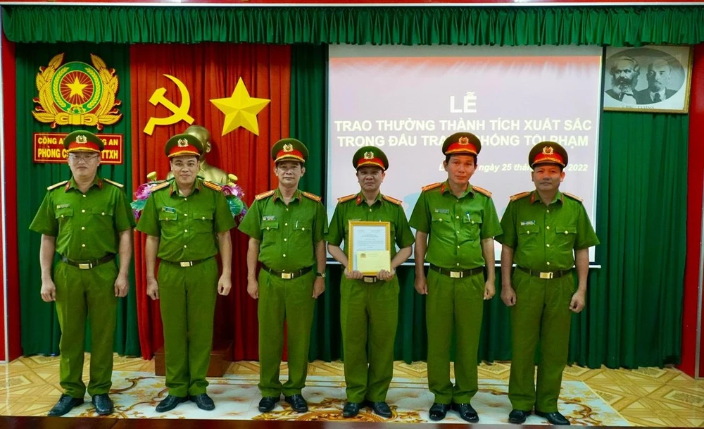 Lãnh đạo công an tỉnh Long An trao thưởng cho Ban Chuyên án. Ảnh: CACC