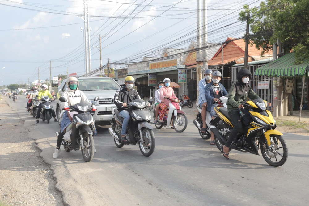 Quốc lộ 62 xe đổ về có đông nhưng vẫn thông thoáng không bị ùn tắc. Ảnh: HUỲNH DU