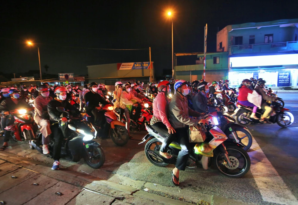 Quốc lộ 1 tối 31-8 lưu lượng xe đổ về miền Tây đông dần lên, chỉ ùn tắc nhẹ. Ảnh: HUỲNH DU