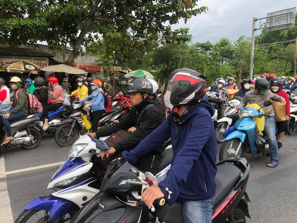 Hơn 18h các phương tiện vẫn chen lấn từng đoạn để qua địa phận Long An. Ảnh: HUỲNH DU Hơn 18h các phương tiện vẫn chen lấn từng đoạn để qua địa phận Long An. Ảnh: HUỲNH DU