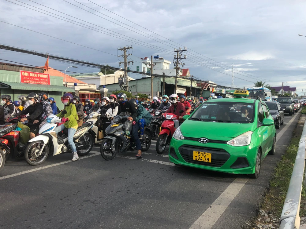 17h tình trạng các xe đã chen lấn để di chuyển trên tuyến quốc lộ 1. Ảnh: HUỲNH DU 17h tình trạng các xe đã chen lấn để di chuyển trên tuyến quốc lộ 1. Ảnh: HUỲNH DU