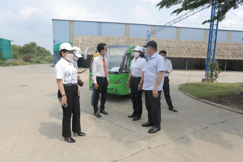 Lãnh đạo Sở Văn hóa, Thể thao và Du lịch tỉnh Long An đến kiểm tra tại khu du lịch Mỹ Quỳnh. Ảnh: HUỲNH DU