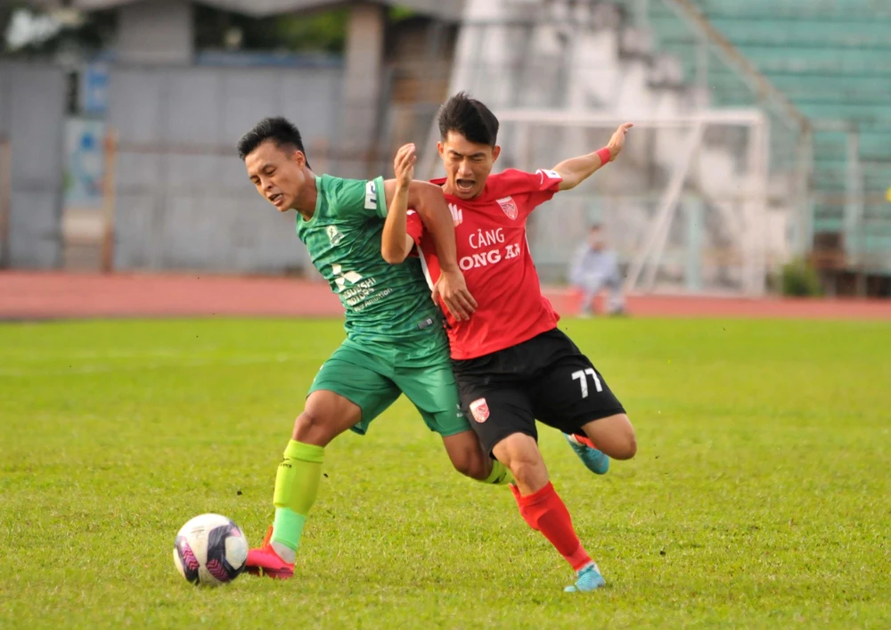 Cầu thủ hai đội thi đấu quyết tâm khi hiệp 2 bắt đầu. Ảnh: TRẦN ANH TUẤN
