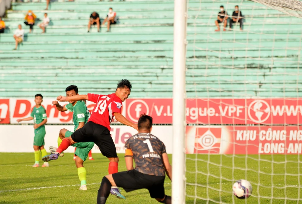 Cú đánh đầu mở tỷ số cho Long An của cầu thủ Trần Ngọc Phương. Ảnh: TRẦN ANH TUẤN