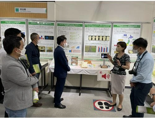 Đoàn lắng nghe nội dung giải thích về quy trình nghiên cứu tại tỉnh Ibaraki. Ảnh: CTV