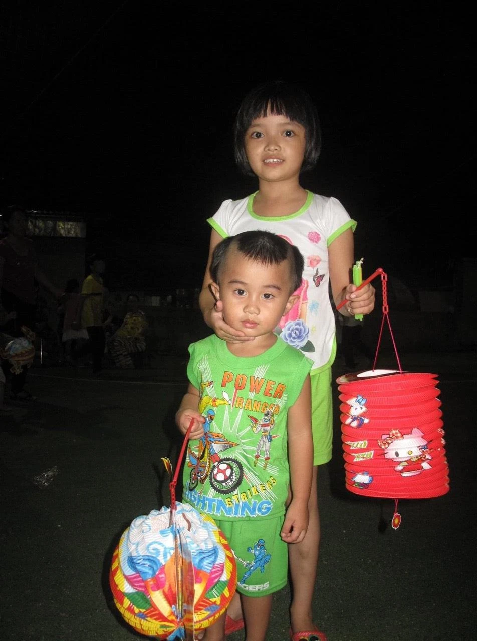 Niềm vui, hạnh phúc của các bé khi được cầm lồng đèn chơi tết Trung Thu. Ảnh: HUỲNH DU Niềm vui, hạnh phúc của các bé khi được cầm lồng đèn chơi tết Trung Thu. Ảnh: HUỲNH DU