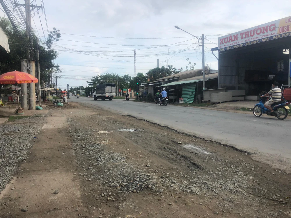 Tuyến Quốc lộ 62 thường xuyên dặm vá những đoạn bị hư hỏng. Ảnh: HUỲNH DU