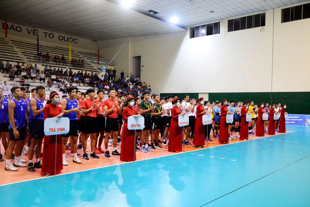 Các đội bóng tham dự giải đấu. Ảnh: CTV