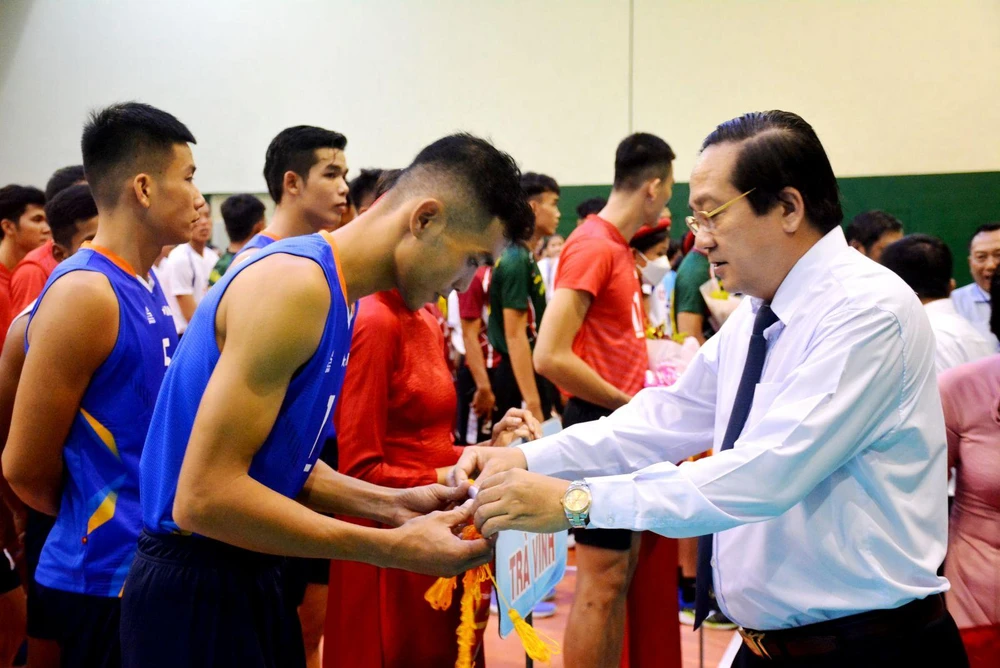 Phó Chủ tịch UBND tỉnh Long An – Nguyễn Minh Lâm tặng cờ lưu niệm cho các đội bóng. Ảnh: CTV