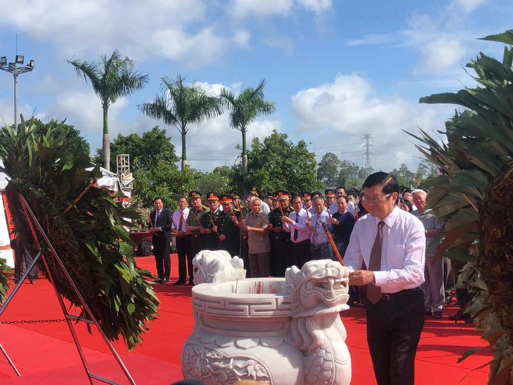 Nguyên Chủ tịch nước Trương Tấn Sang dâng hương tại tượng đài Long An "Trung dũng kiên cường, toàn dân đánh giặc". Ảnh: HUỲNH DU