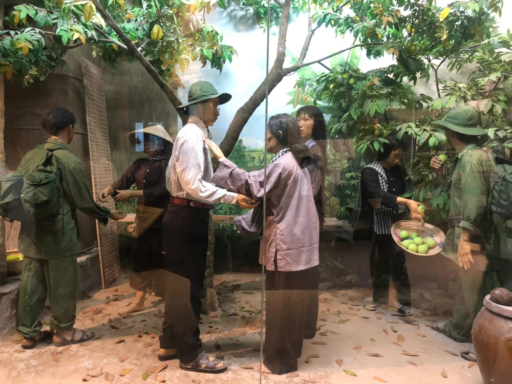 Hình hộp tái hiện những năm kháng chiến chống Mỹ của quân và dân Long An, bên trong Công viên tượng đài Long An. Ảnh: HUỲNH DU