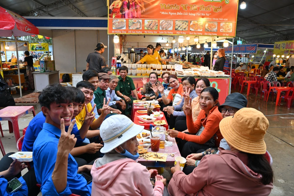 Các du khách đến thưởng thức món ngon tại lễ hội ẩm thực. Ảnh: HD