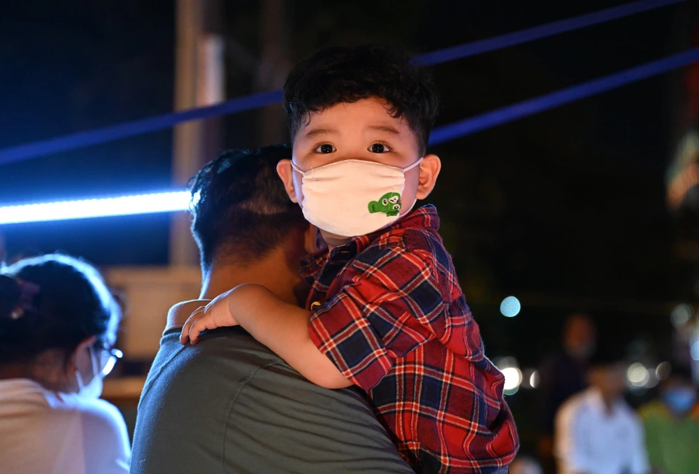 Các em bé rất thích thú khi được đi xem bắn pháo hoa. Ảnh: HD