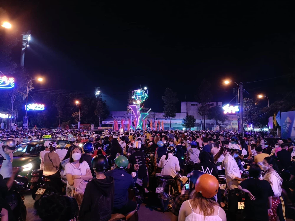 Nhiều người ở TP Tân An chưa từng chứng kiến đông người dân, du khách đến như vậy. Ảnh:HD