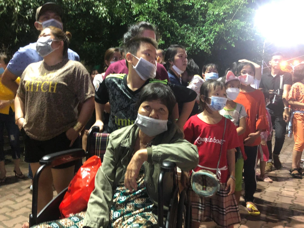 Hàng ngàn người dân và du khách ở lại đến hết chương trình để xem pháo hoa. Ảnh: HD