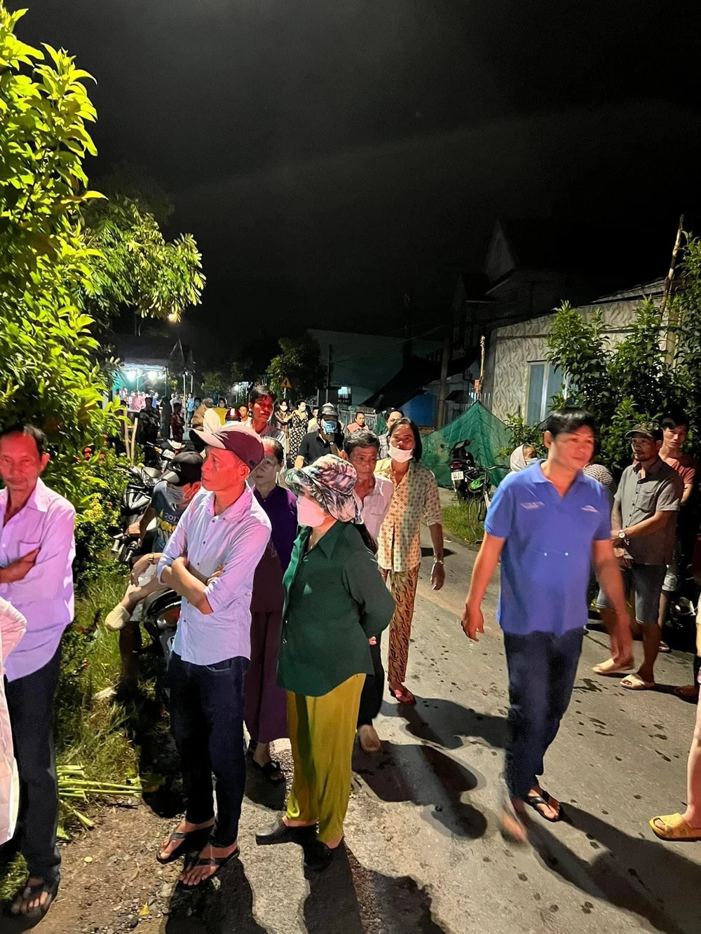 Người dân đến chia buồn với gia đình hai cháu bé. Ảnh: CTV