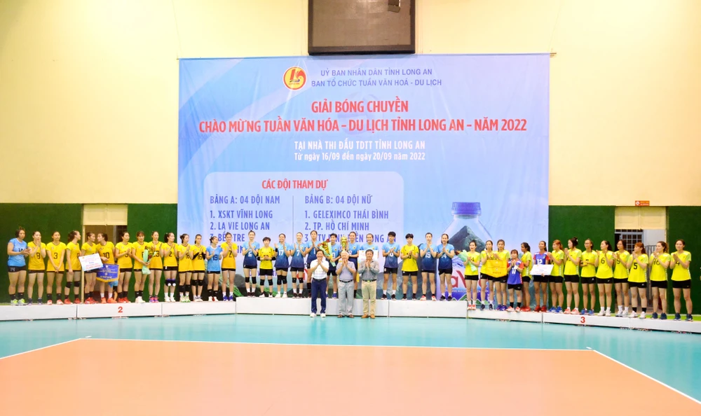 Ban Tổ chức trao thưởng cho các đội bóng chuyền nữ tham dự giải. Ảnh: HD