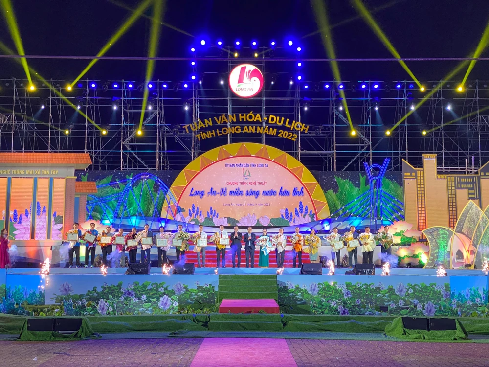 UBND tỉnh khen thưởng cho các nhà tài trợ và cá nhân đồng hành thực hiện Tuần Văn hóa - Du lịch năm 2022. Ảnh: HD