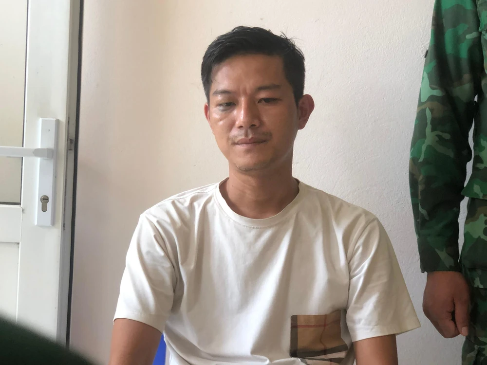 Bùi Hoàng Hiệp bị bắt đưa về Đồn Biên phòng Mỹ Quý Tây ngày 21-9. Ảnh: HUỲNH DU Bùi Hoàng Hiệp bị bắt đưa về Đồn Biên phòng Mỹ Quý Tây ngày 21-9. Ảnh: HUỲNH DU