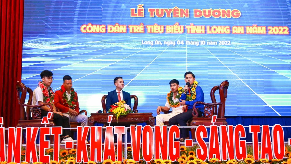 Đại diện các công dân trẻ tiêu biểu giao lưu tại buổi lễ tuyên dương. Ảnh: Tiến Bin Đại diện các công dân trẻ tiêu biểu giao lưu tại buổi lễ tuyên dương. Ảnh: Tiến Bin