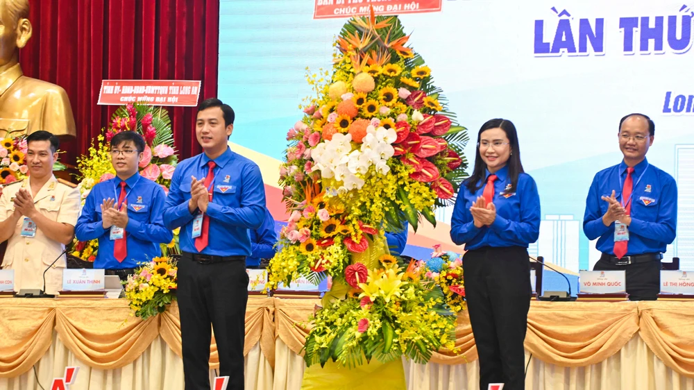 Ban Bí thư Trung ương Đoàn gởi tặng hoa chúc mừng Đại hội. Ảnh: HD
