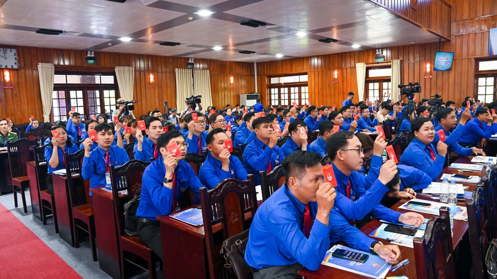 Các đại biểu biểu quyết tại Đại hội. Ảnh: HUỲNH DU