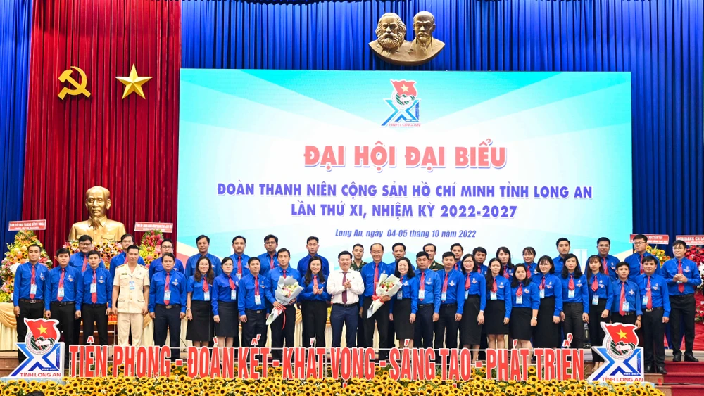 Ban Chấp hành Đoàn Thanh niên Cộng sản Hồ Chí Minh tỉnh Long An, khóa XI cùng lãnh đạo Trung ương Đoàn và Tỉnh ủy Long An. Ảnh: HUỲNH DU