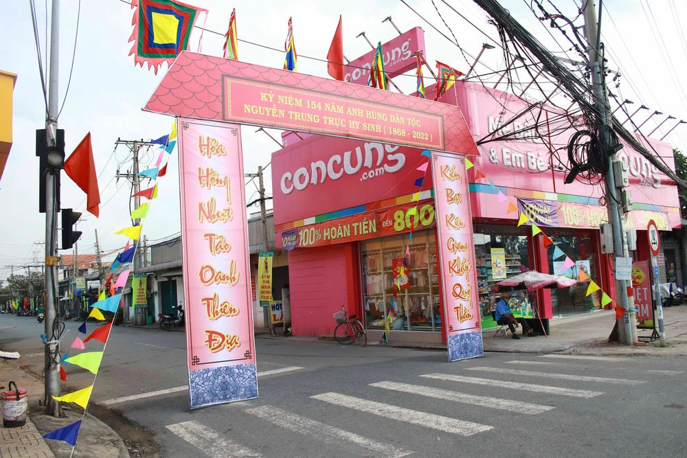 Di tích Xóm Nghề chào đón du khách đến viếng ngày giỗ cụ Nguyễn Trung Trực. Ảnh: TIẾN BIN Di tích Xóm Nghề chào đón du khách đến viếng ngày giỗ cụ Nguyễn Trung Trực. Ảnh: TIẾN BIN