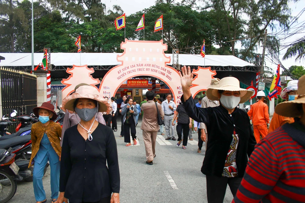 Du khách thập phương đổ đến viếng cụ Nguyễn Trung Trực ở Xóm Nghề. Ảnh: TIẾN BIN Du khách thập phương đổ đến viếng cụ Nguyễn Trung Trực ở Xóm Nghề. Ảnh: TIẾN BIN