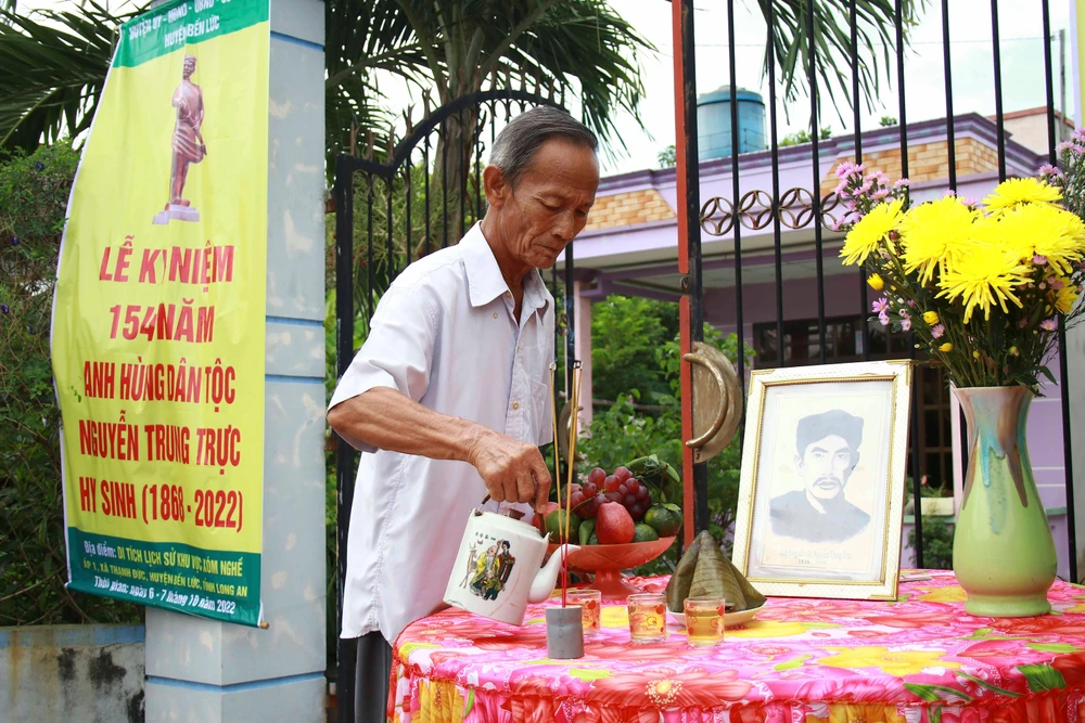 Ông Nguyễn Phước Lộc hậu duệ đời thứ 4 của cụ Nguyễn Trung Trực. Ảnh: TIẾN BIN Ông Nguyễn Phước Lộc hậu duệ đời thứ 4 của cụ Nguyễn Trung Trực. Ảnh: TIẾN BIN
