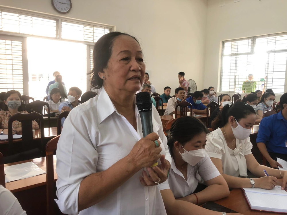 Cử tri Lê Thị Bế ý kiến việc cải cách giáo dục cần định hướng lâu dài. Ảnh: HUỲNH DU