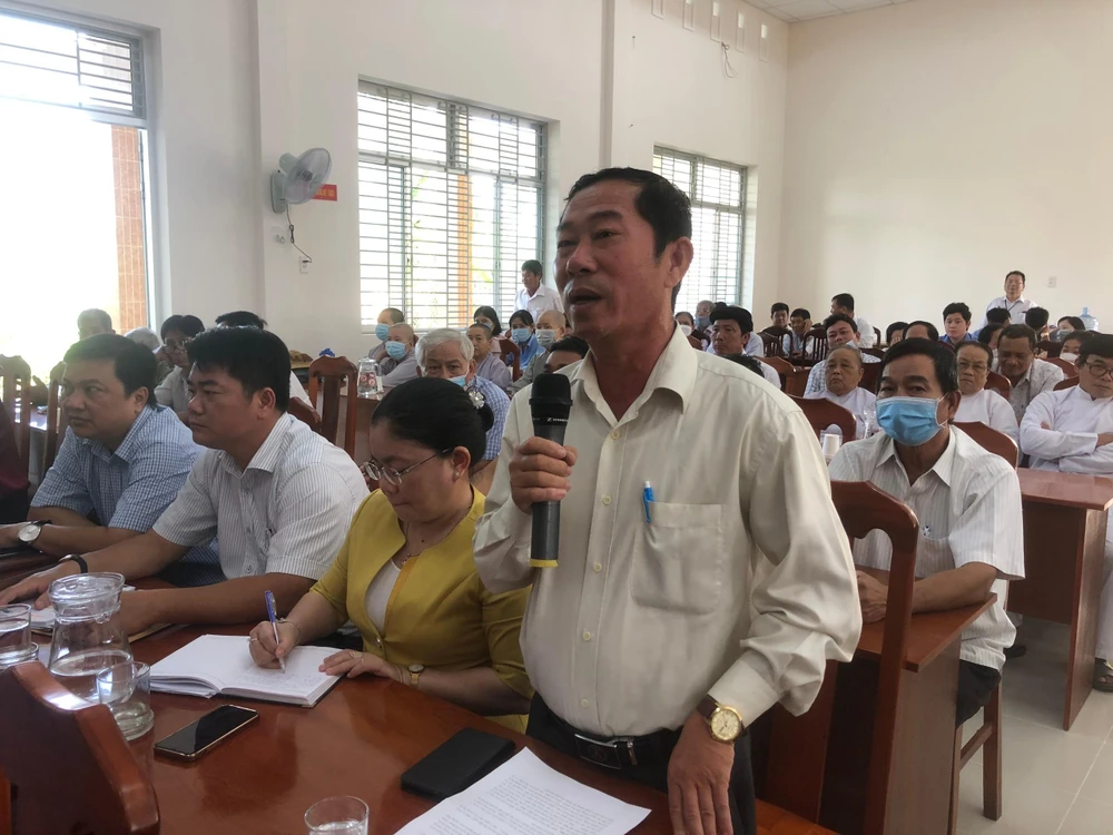 Cử tri Nguyễn Văn Nghiêm bày tỏ lo ngại với việc cải cách giáo dục hiện nay. Ảnh: HUỲNH DU