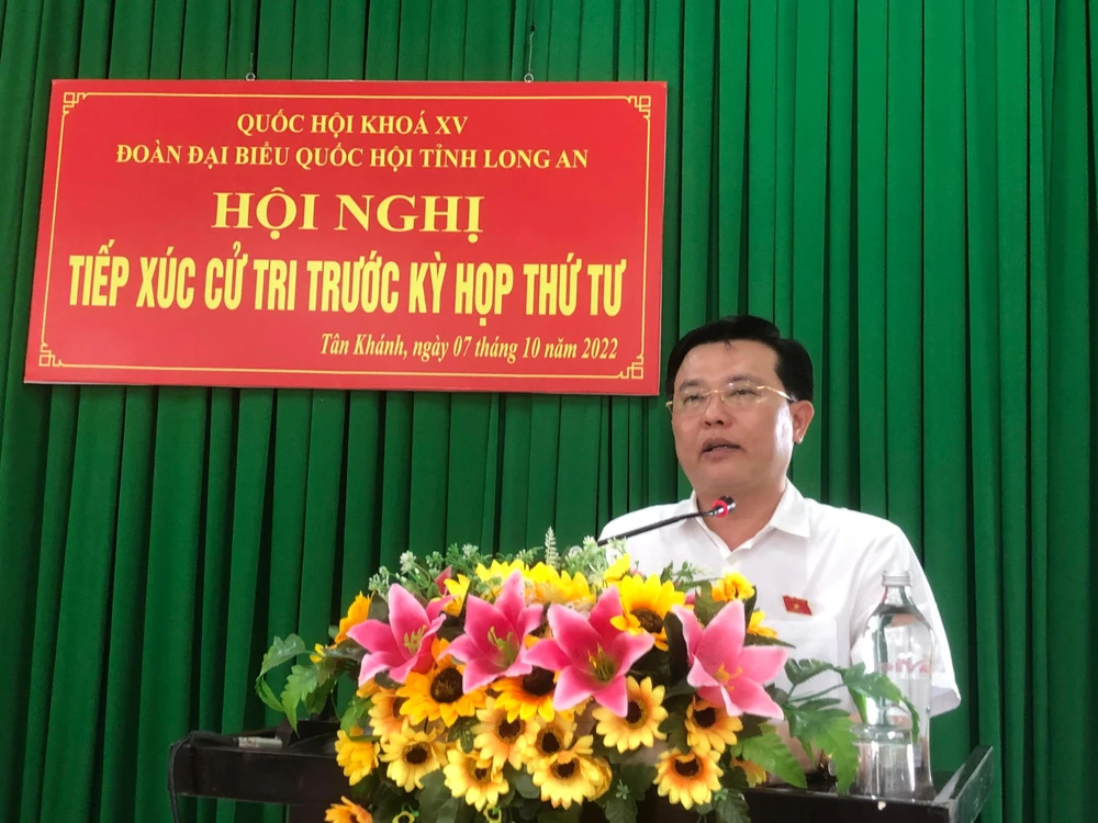 ĐB Nguyễn Thanh Hải, Phó Bí thư Thường trực Tỉnh ủy, ghi nhận những ý kiến của cử tri.