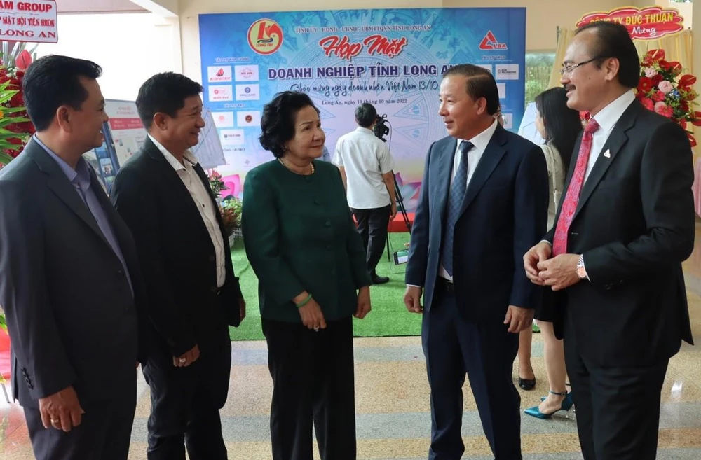 Chủ tịch UBND tỉnh Long An Nguyễn Văn Út (thứ 2 từ phải sang) trao đổi với doanh nghiệp tại buổi họp mặt doanh nghiệp. Ảnh: HUỲNH DU