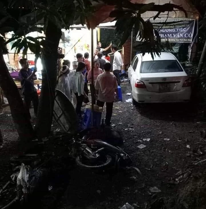 Hiện trường xe ô tô BKS 51A-648.58 lao vào đám tang. Ảnh: CTV