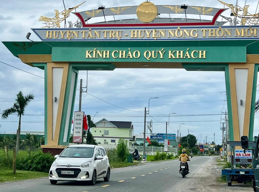 Tân Trụ có 100% các đường trục xã, đường trục ấp đã được nhựa hóa, bê tông hóa. Ảnh: HD