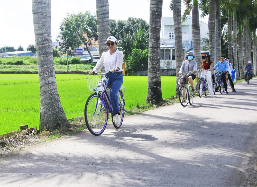 Dịch vụ du lịch của Tân Trụ được nhiều người biết đến với con đường hạnh phúc. Ảnh: HD