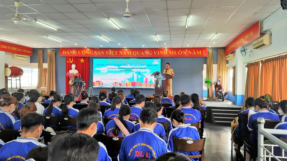 Các bộ Phòng Cảnh sát giao thông tỉnh Long An tuyên truyền về an toàn giao thông tại trường Đại học công nghiệp Long An. Ảnh: CTV