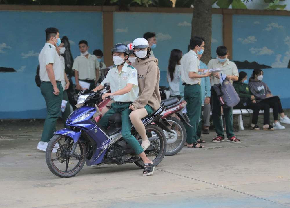 Hình ảnh học sinh đến trường bằng xe mô tô, gắn máy thường xuyên bắt gặp ở các trường THPT trên địa bàn. Ảnh: HUỲNH DU