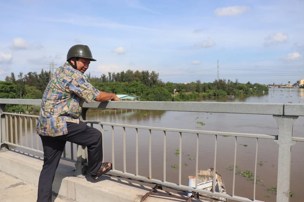 Anh Lê Văn Diệu diễn tả lại ý định nhảy cầu của chị T. Ảnh: Lê Duy