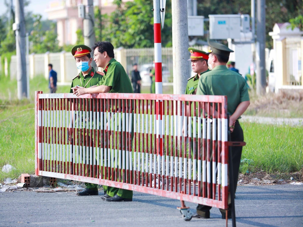 An ninh được thắt chặt trước cổng TAND tỉnh Long An. Ảnh: HUỲNH DU