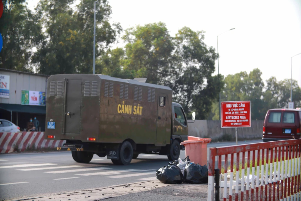 Xe chở các bị cáo di chuyển đến TAND tỉnh Long An. Ảnh: HUỲNH DU