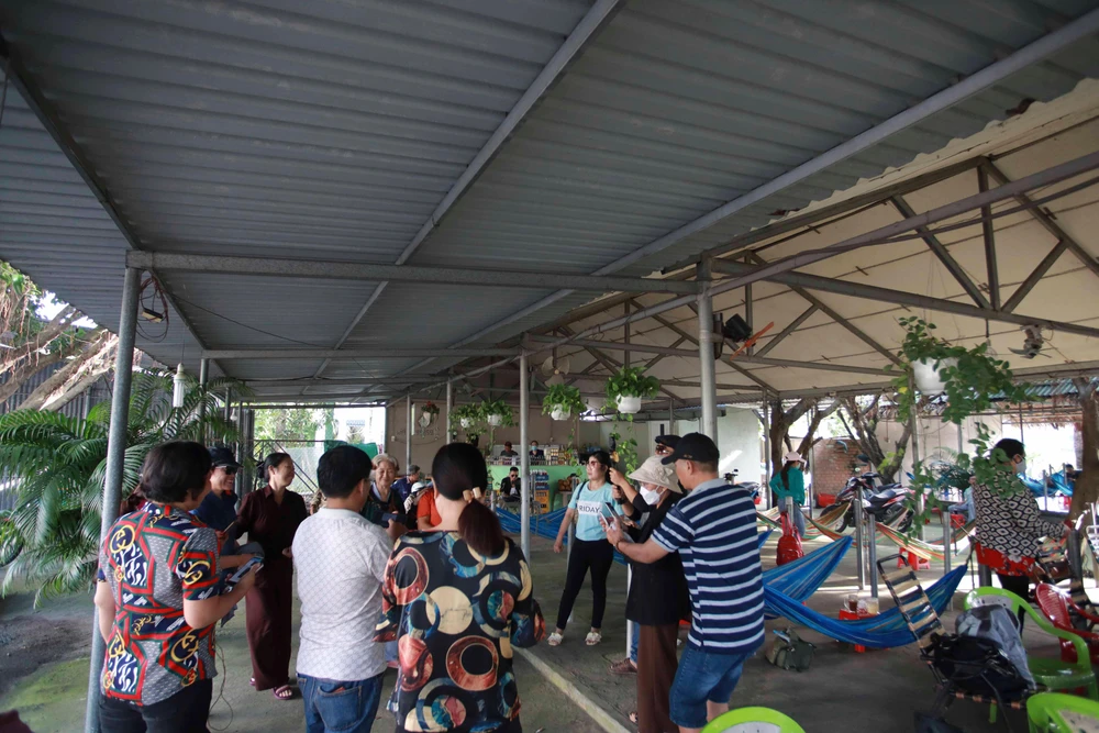 Nhiều người hiếu kỳ đã tập trung ở các quán cafe gần tòa. Ảnh: HUỲNH DU